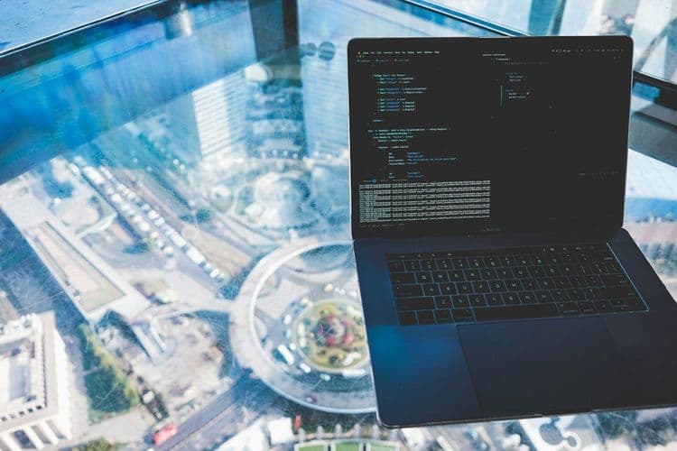 Ingeniería Segura: IA, Software a Medida y AWS para la Resiliencia