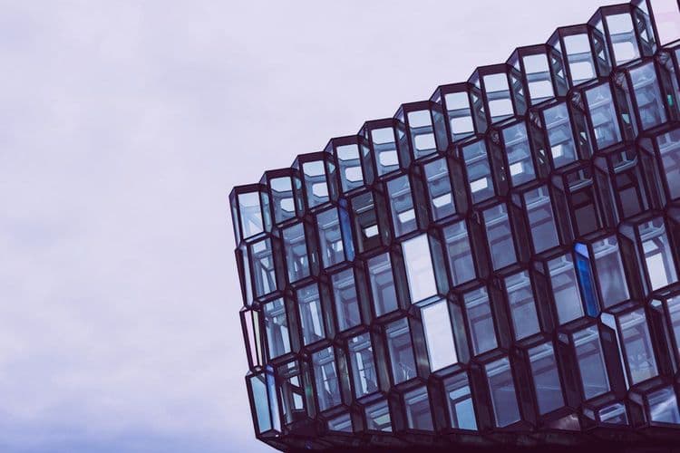Desarrollo a Medida: Forjando IA para la Empresa Moderna