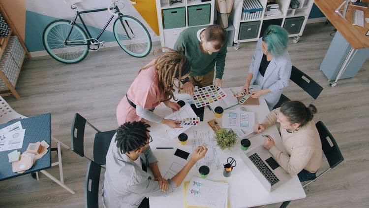 Sistemas a Medida: IA y Estrategia para Empresas Modernas